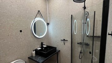 Ducha, toallas, jabón, shampoo