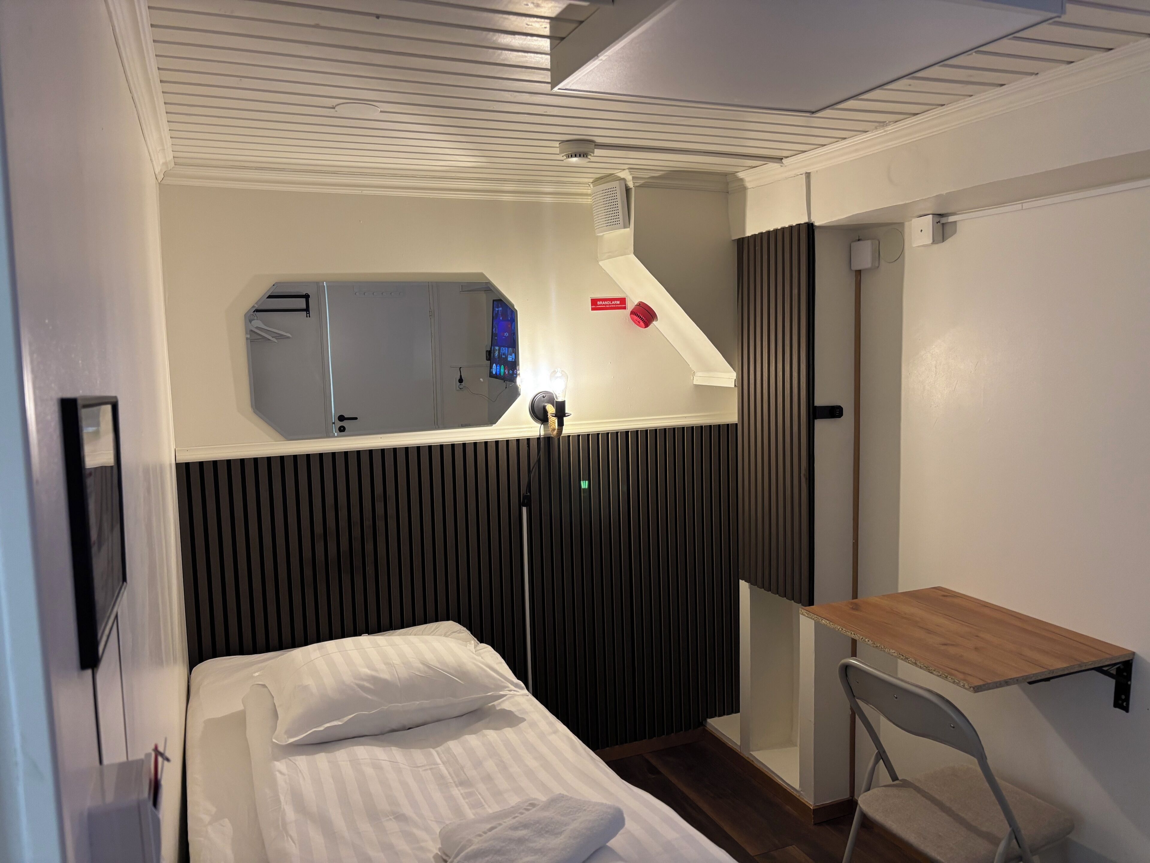 Habitació individual econòmica, 1 llit individual | Escriptori, planxa i posts de planxar i wifi gratuïta 