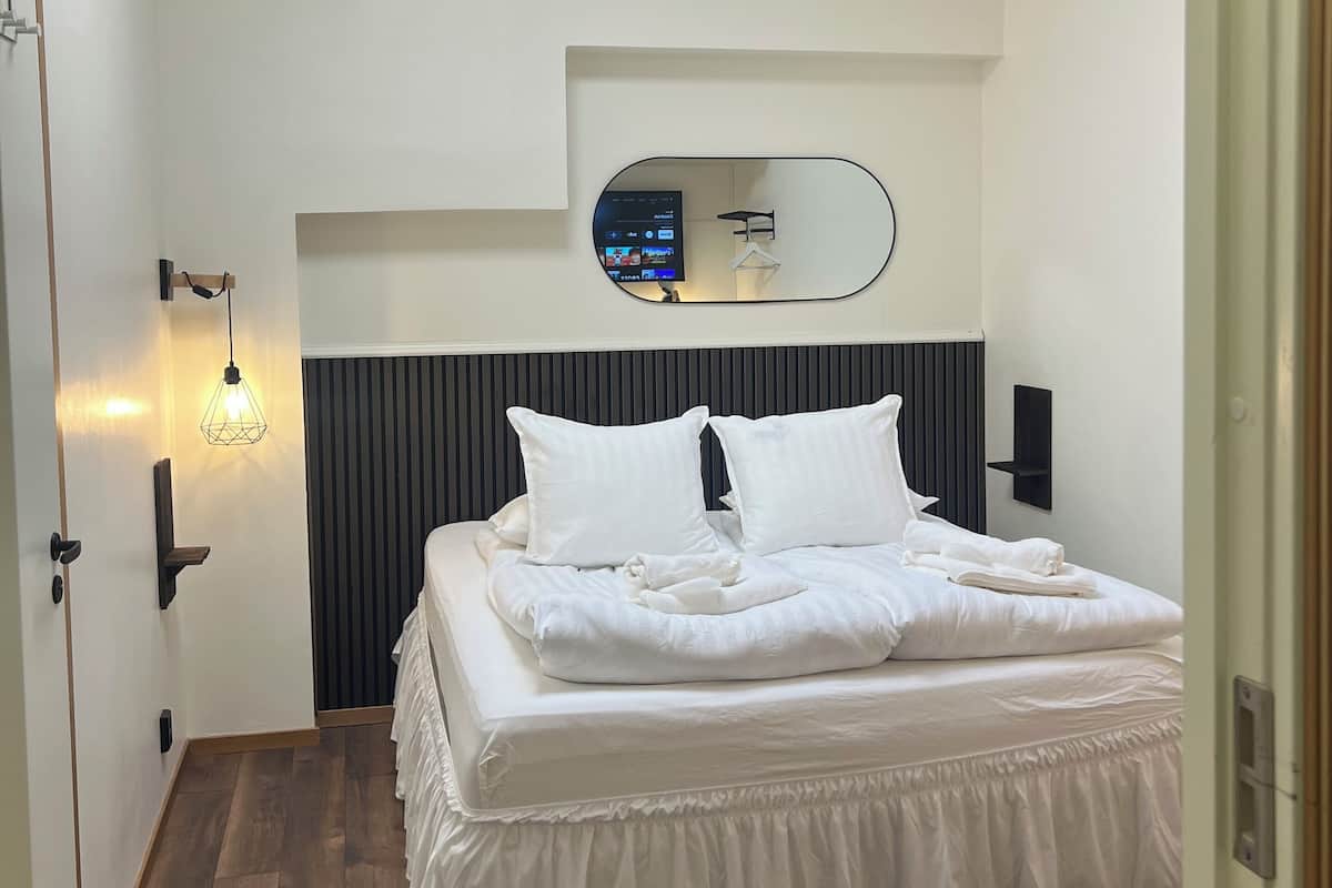 Escritorio, tabla de planchar con plancha y wifi gratis