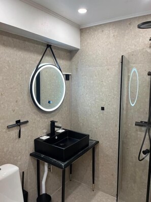 Classic Double Room | Bathroom | Shower, towels, soap, shampoo - Oxbackens Hotell & cafe (Västerås)