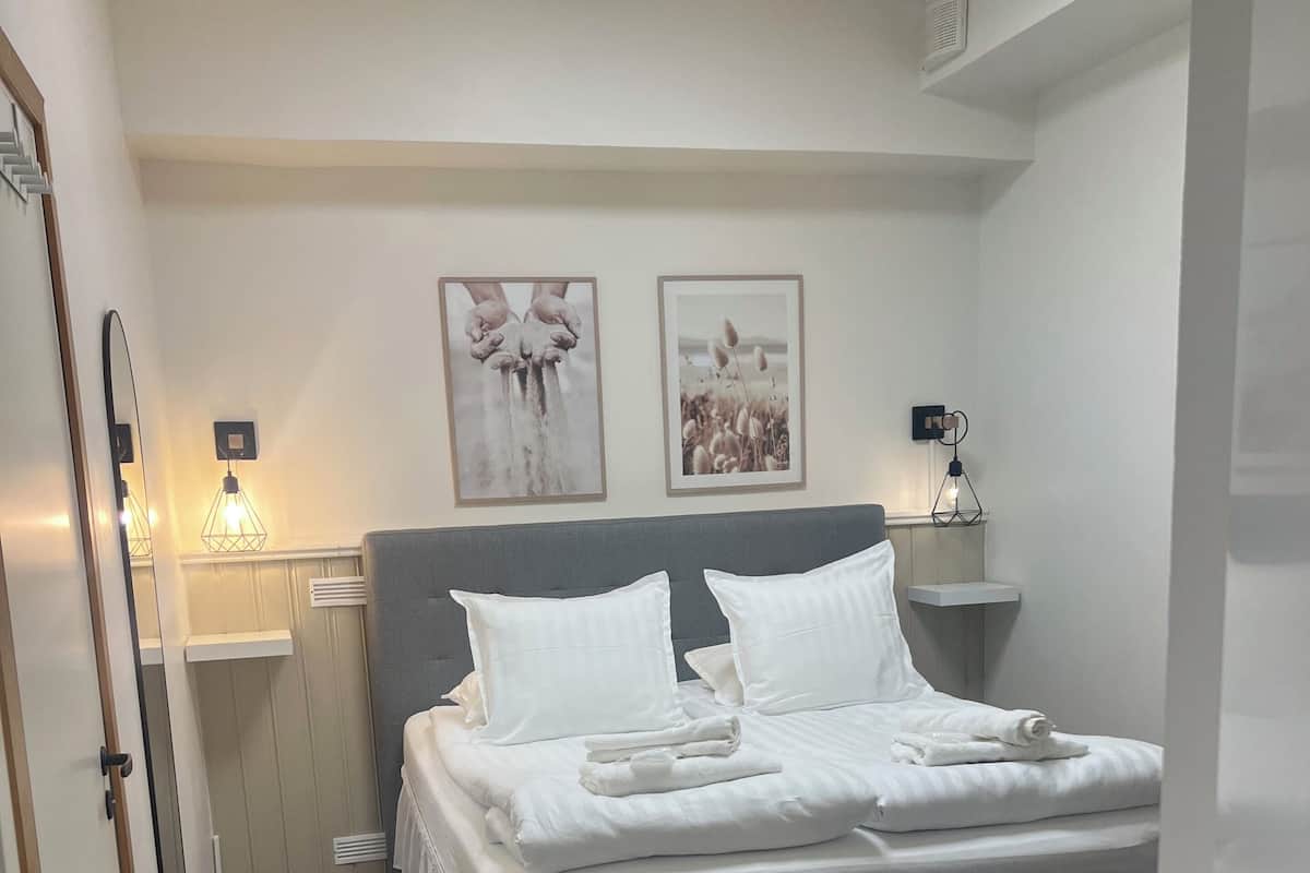 Escritorio, tabla de planchar con plancha y wifi gratis