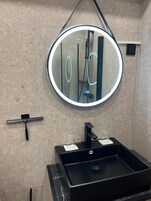 Classic Dubbelrum - (Takfönster) | Bathroom | Shower, towels, soap, shampoo