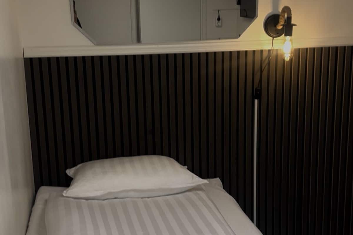 Escritorio, tabla de planchar con plancha y wifi gratis