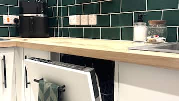 Een kookplaat, een vaatwasser