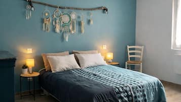 Iron/ironing board, WiFi, bed sheets