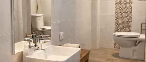 Dusche, Haartrockner, Handtücher, Seife
