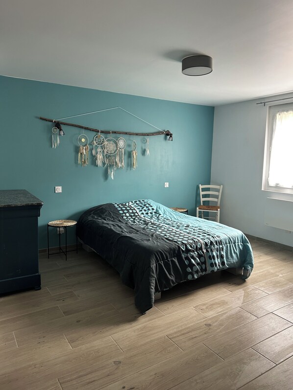 Tabla de planchar con plancha, wifi y ropa de cama