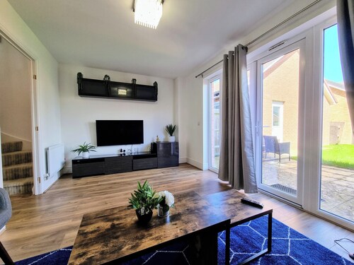 Basildon 4-Bed House | Sleeps 8 | Parking for 3 cars | wi-fi