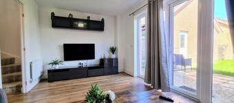 Basildon 4-Bed House | Sleeps 8 | Parking for 3 cars | wi-fi