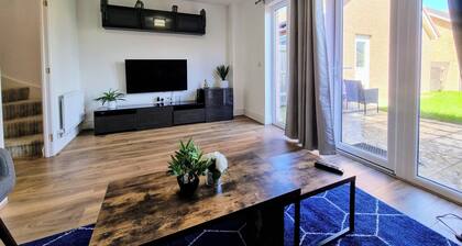 Basildon 4-Bed House | Sleeps 8 | Parking for 3 cars | wi-fi