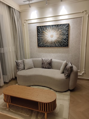 Smart TV - 1bedroom apartment close to JKIA & SGR with gym, pool, Netflix and fast Wifi (Nairobi)