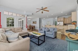 Living area - Luxury 4bed 4.5 Bath Beach House W/ Pool A Walk To THE BEACH! (Myrtle Beach)