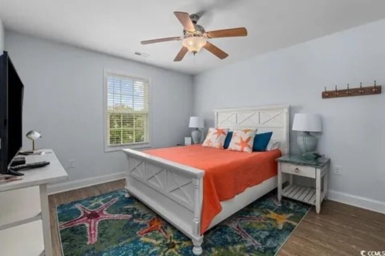 Een strijkplank/strijkijzer, wifi, beddengoed