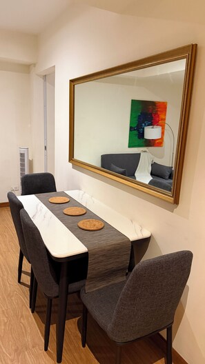 คอนโด, 2 ห้องนอน, พร้อมสิ่งอำนวยความสะดวกสำหรับผู้พิการ, ระเบียง | ห้องรับประทานอาหาร