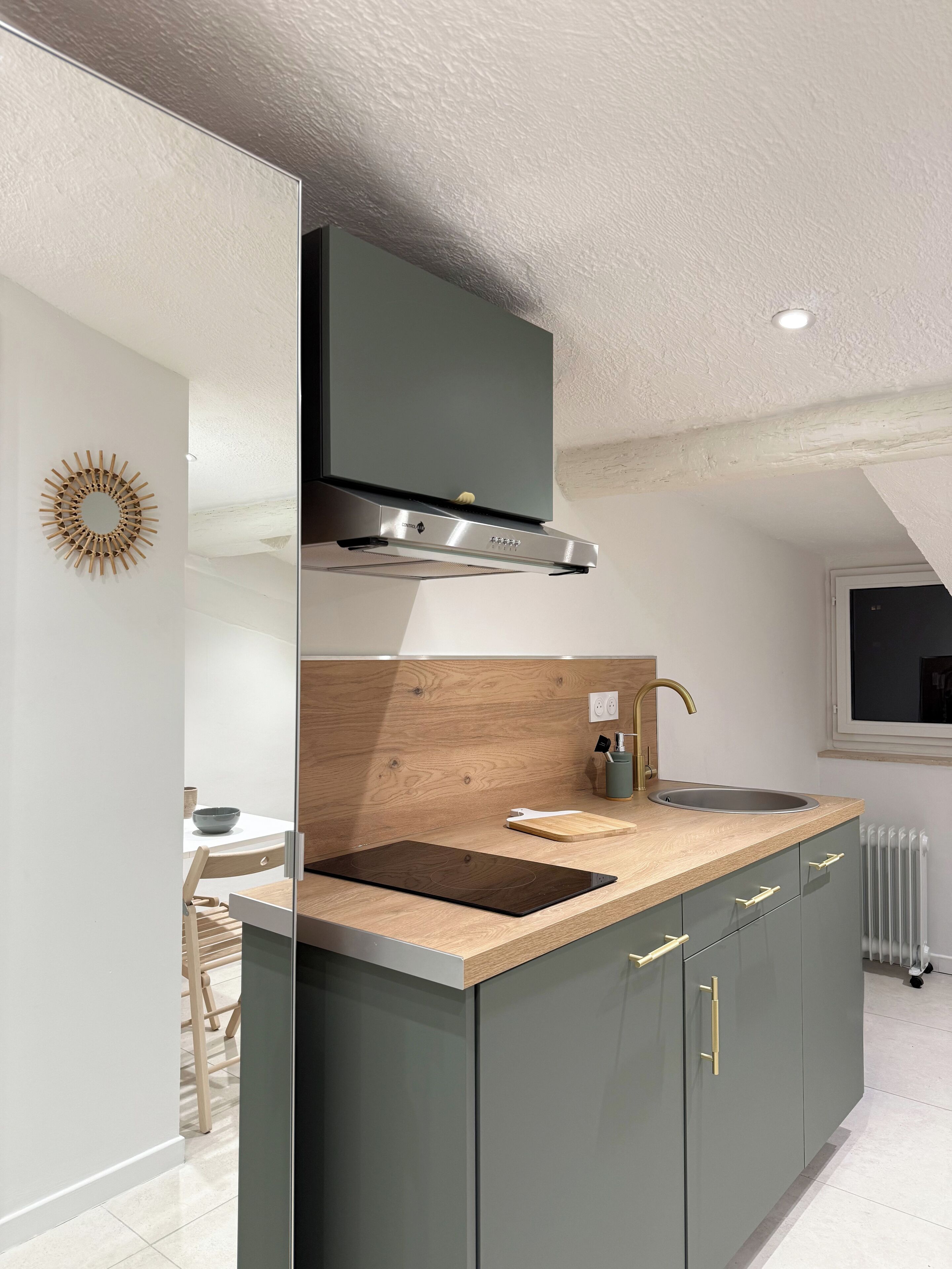 Fridge, stovetop, coffee/tea maker, toaster