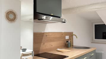 Fridge, stovetop, coffee/tea maker, toaster