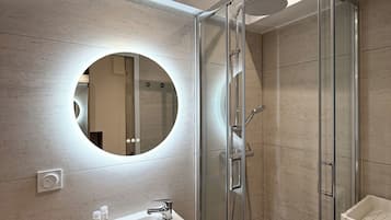 Douche, sĂšche-cheveux, serviettes fournies, papier toilette