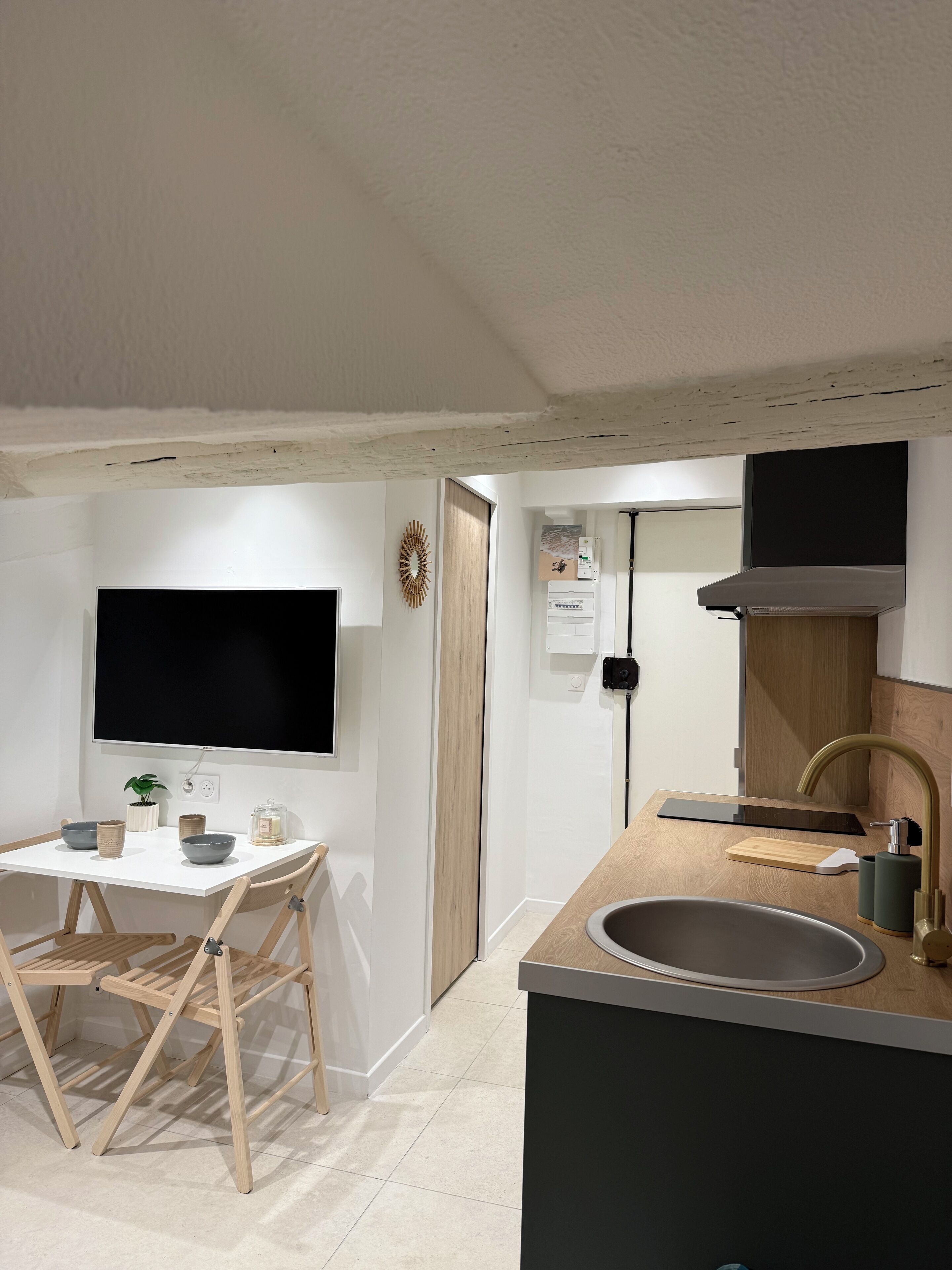 Fridge, stovetop, coffee/tea maker, toaster