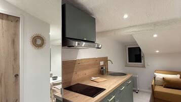 Fridge, stovetop, coffee/tea maker, toaster