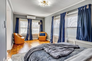7 habitaciones, escritorio y tabla de planchar con plancha 
