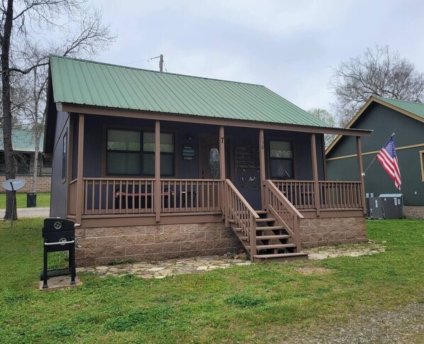 Exterior - Peaceful lakeside cedar cabin in charming Hot Springs (Hot Springs)