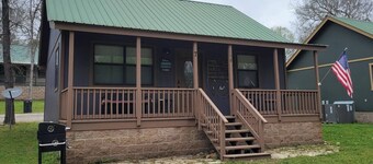 Peaceful lakeside cedar cabin in charming Hot Springs