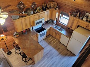 Fridge, microwave, oven, stovetop - Peaceful lakeside cedar cabin in charming Hot Springs (Hot Springs)
