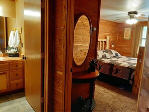 2 bedrooms, free WiFi, bed sheets - Peaceful lakeside cedar cabin in charming Hot Springs (Hot Springs)