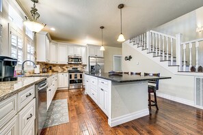 Fridge, microwave, stovetop, dishwasher