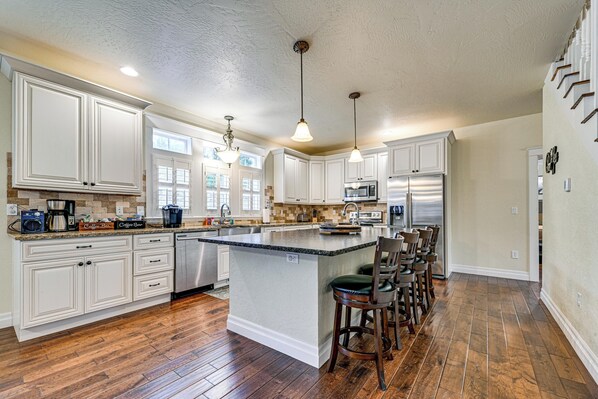 Fridge, microwave, stovetop, dishwasher