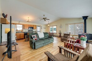 TV, video games, books - Old Forge Getaway! Cozy Base for All-Season Fun (Old Forge)
