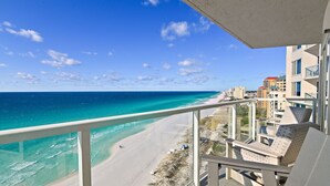 Un balcón con vista a la playa y al océano.