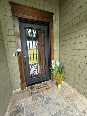 Exterior detail - 20% Discount!! All of July! 3 min drive to Historic Covered Bridge! (Sevierville)