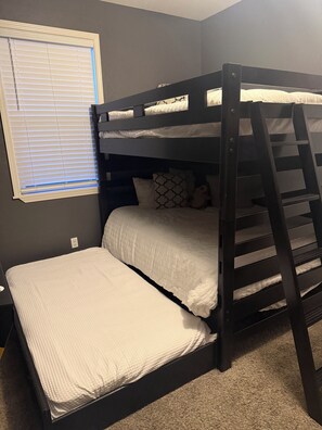 3 habitaciones, tabla de planchar con plancha, wifi y ropa de cama 