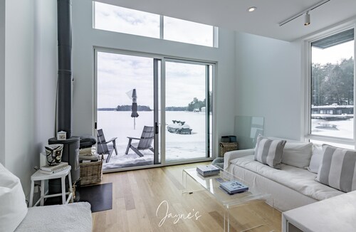 Unique 2+ bed 3+ bath Lake Rosseau cottage on the water
