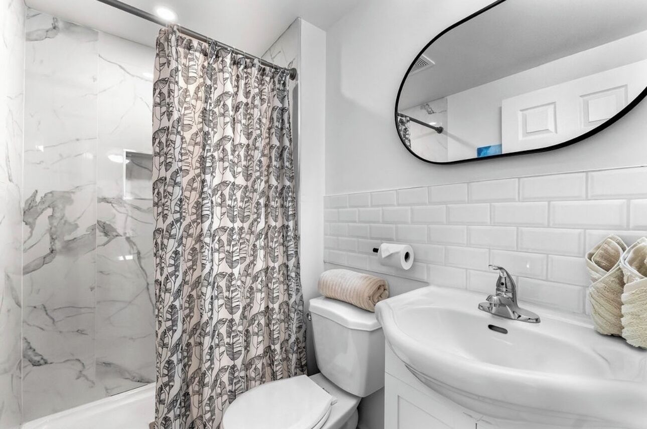 Douche, sèche-cheveux, serviettes fournies, savon