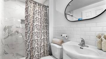 Douche, sĂšche-cheveux, serviettes fournies, savon