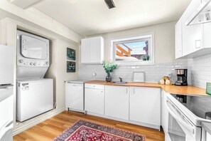 Fridge, microwave, oven, stovetop - Queen Elizabeth 1 (Charlottetown)