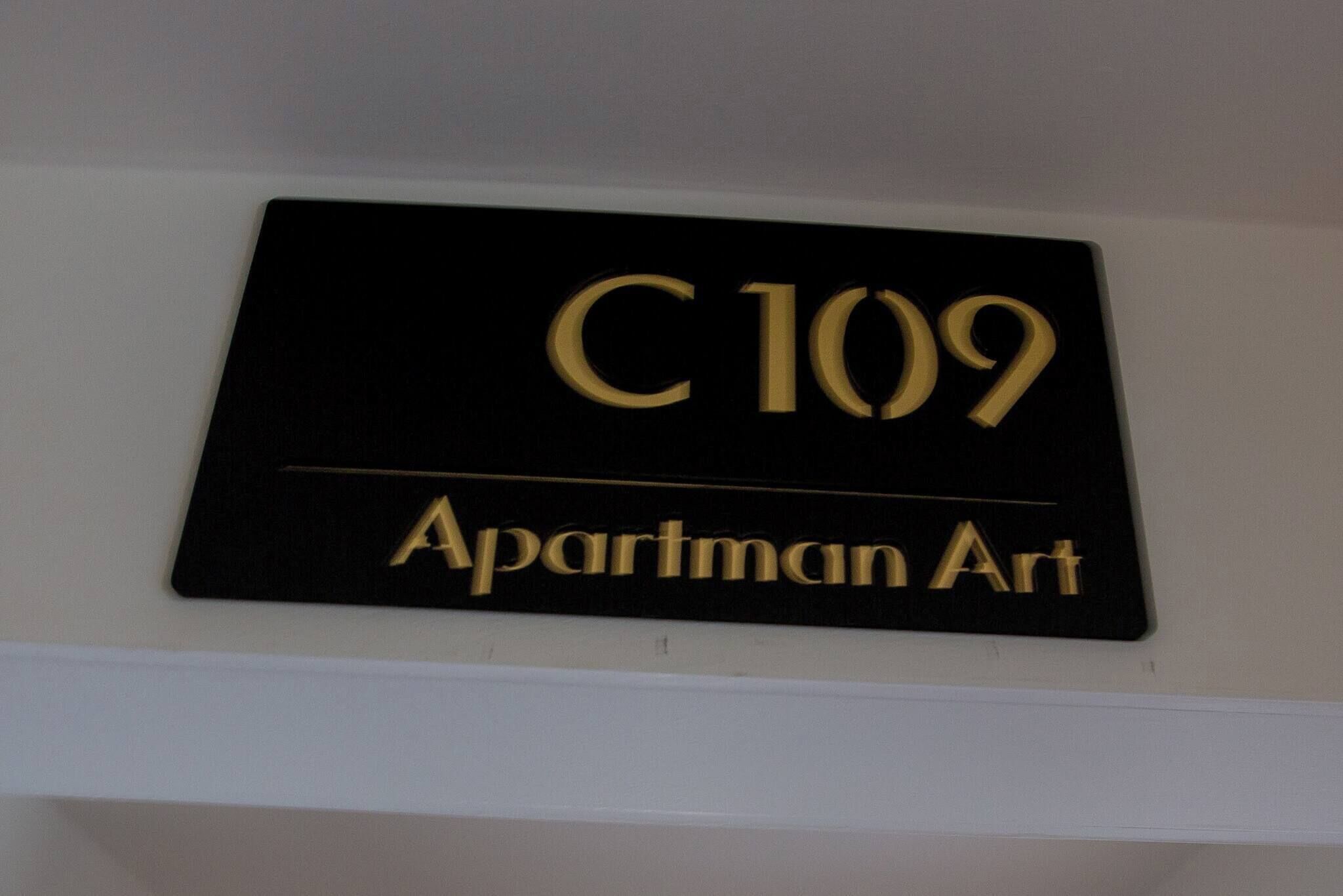 A sign with the number "C109" and the words "Apartman Art" on a black background.