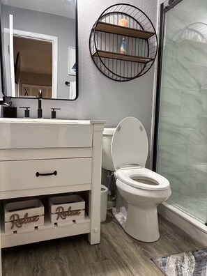 Bidet, toallas, jabón, shampoo 