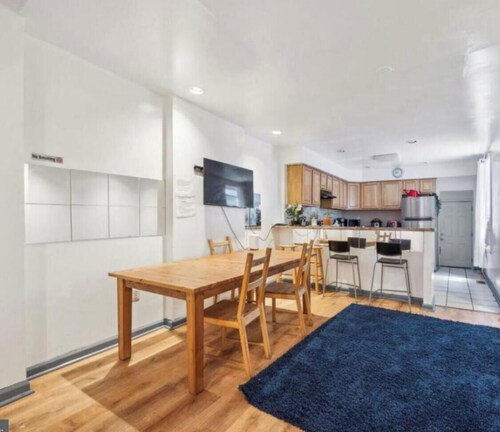 B4  Near Temple hospital ,quiet one room share 2 bathrooms,kitchen