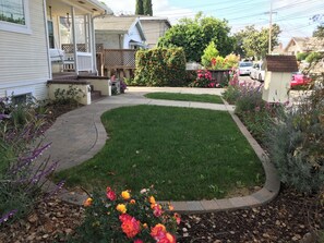 Property grounds - Awesome Super Bowl-Ready 3-bedroom house in sunny San Jose - Sleeps 8 (San Jose)