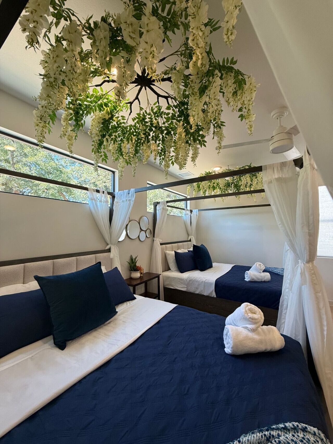 Escritorio, tabla de planchar con plancha, cuna de viaje y wifi 