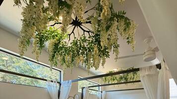 Escritorio, tabla de planchar con plancha, cuna de viaje y wifi