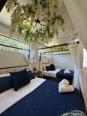 Skrivebord, strykejern/-brett, reiseseng for barn og wi-fi