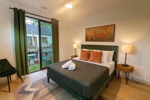 Schreibtisch, Bügeleisen/Bügelbrett, Reisekinderbett, WLAN