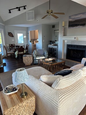 Smart TV, fireplace, books, stereo