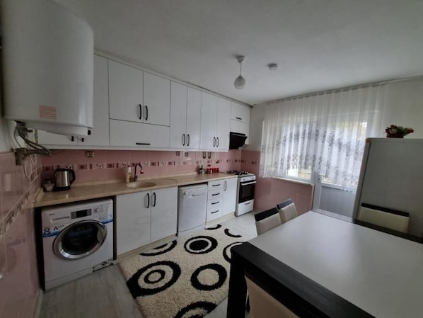 Apartment, Patio, Courtyard View | Private kitchen