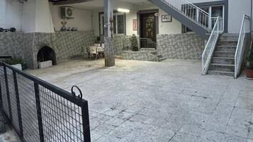 Huoneisto, patio, näköala pihalle | Ulkopuoli