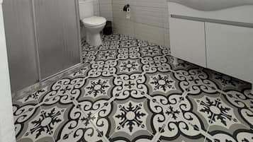 Appartement, terras, uitzicht op de binnenplaats | Badkamer